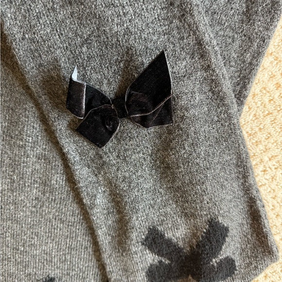 Bow Sweater - Picture 2 of 2